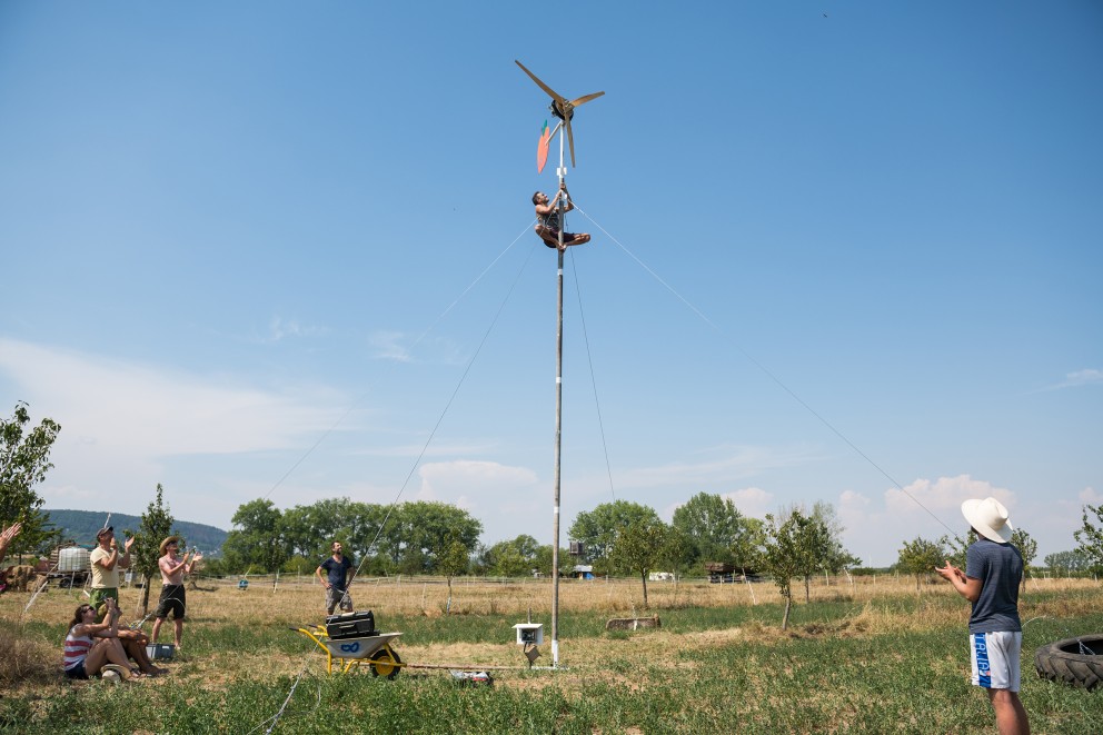 Une fois que Jonathan Schreiber, animateur de l'atelier, a empoigné le mât avec les deux mains, l'a grimpé comme un athlète et a donné une poussée décisive au rotor, l'éolienne s'est enfin mise en marche. Une fois que Jonathan Schreiber, animateur de l'atelier, a empoigné le mât avec les deux mains, l'a grimpé comme un athlète et a donné une poussée décisive au rotor, l'éolienne s'est enfin mise en marche.