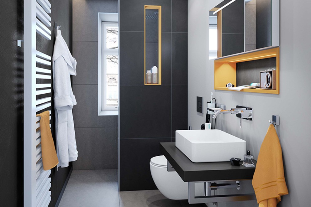 Modernes Badezimmer mit Waschbecken, Toilette, Handtuchwärmer und Zubehör