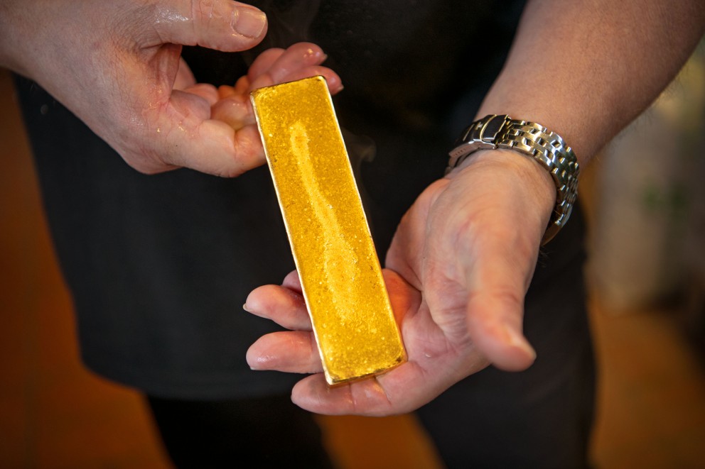 
				Aus dem flüssigen Goldgranulat wird ein Barren gegossen, die Grundlage für die Herstellung des Blattgolds.

			