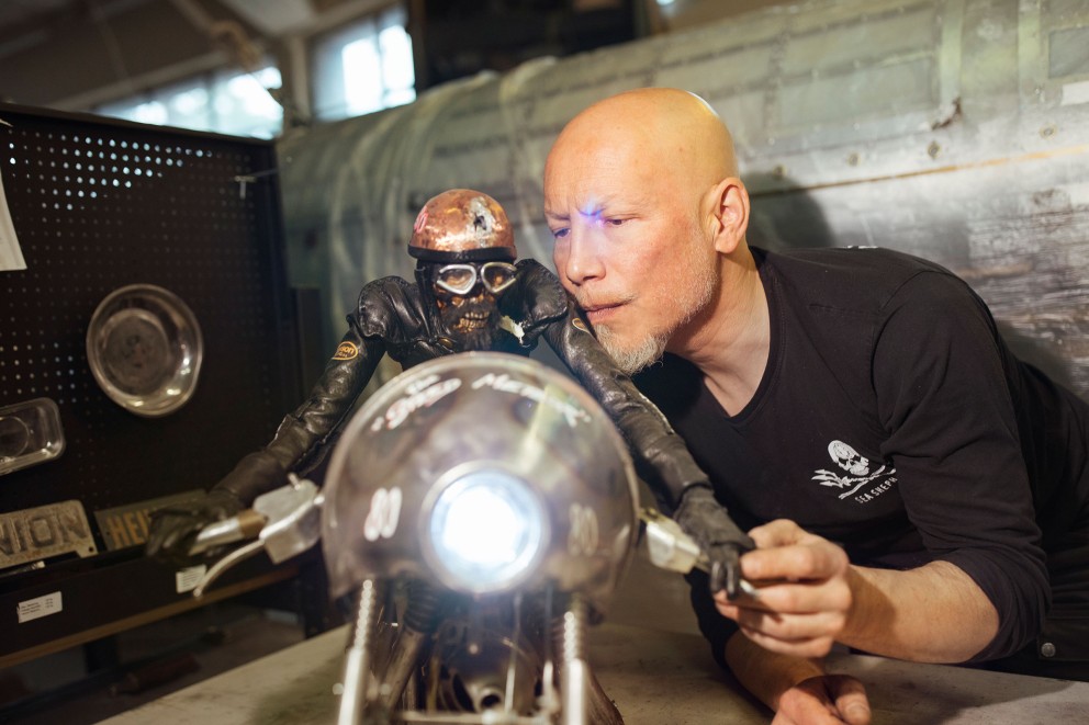 Georges Ayusawa, artiste de style steampunk, n'est jamais stressé. Il se donne à fond dans ses projets, sur lesquels il travaille dans un atelier de Neuchâtel, en Suisse. Ici, il nous présente «Speed Meteor», un bolide de 15 kg. Georges Ayusawa, artiste de style steampunk, n'est jamais stressé. Il se donne à fond dans ses projets, sur lesquels il travaille dans un atelier de Neuchâtel, en Suisse. Ici, il nous présente «Speed Meteor», un bolide de 15 kg.