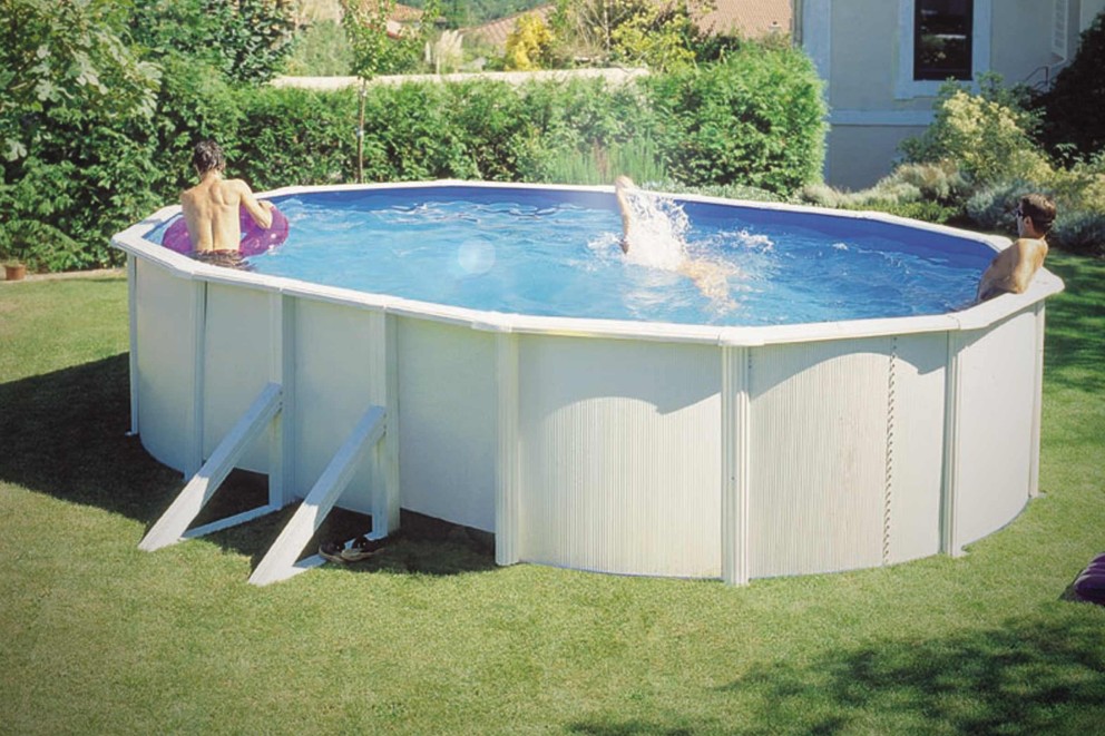 Aufstellpool im Garten mit Personen