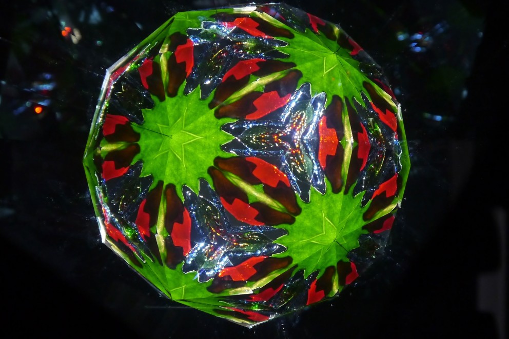 
				Das 3 D Kaleidoskop von Lothar Lempp zeigt eine dreidimensionale bunte Kugel

			