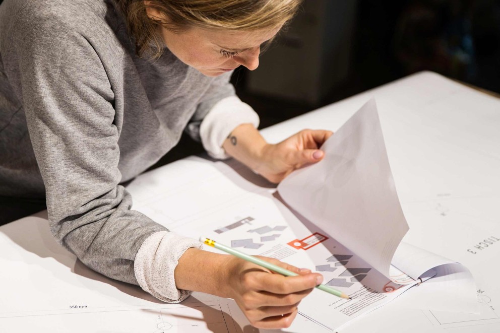 Notre auteure Catharina König assemble son premier meuble dans un atelier de Hambourg et examine le mode d'emploi. Notre auteure Catharina König assemble son premier meuble dans un atelier de Hambourg et examine le mode d'emploi.