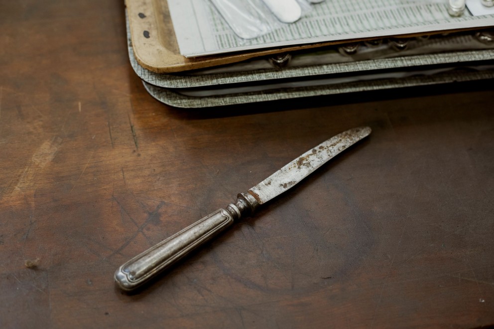 
				Le couteau de table, avant sa restauration à l&lsquo;atelier Altonaer Silber Werkstatt. Il a perdu de son lustre, et il ne coupe plus depuis longtemps.

			