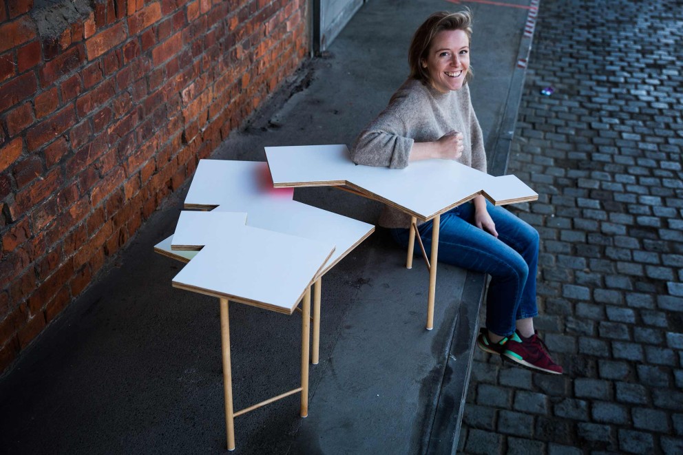 Fière de son travail, notre auteure Catharina König montre la table de HORNBACH édition ATELIER 002 qu'elle a réalisée elle même. Fière de son travail, notre auteure Catharina König montre la table de HORNBACH édition ATELIER 002 qu'elle a réalisée elle même.