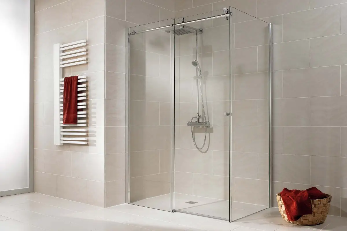 Begehbare Glasdusche mit Handtuchheizkörper im Badezimmer