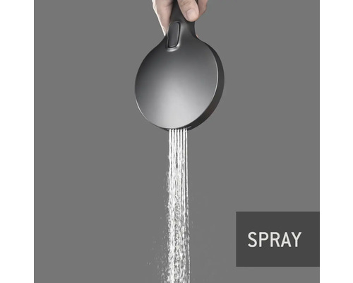 Douchette à main avec jet d''eau en fonctionnement