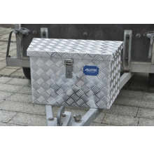 Alutec München Werkzeugkiste aus Aluminium auf einem Anhänger