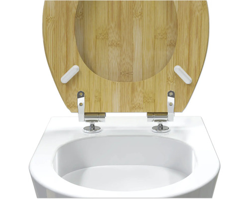 Couvercle de toilette en bambou sur des toilettes blanches