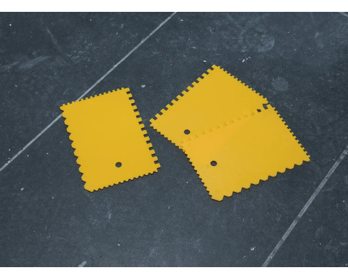 Drei Fliesenkämme aus Kunststoff mit Zahnung und Loch