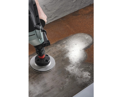 Outil de ponçage en cours d''utilisation sur une surface