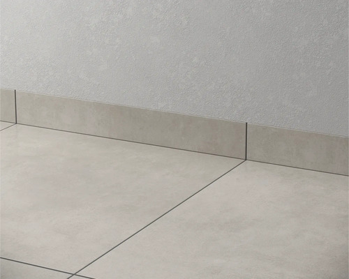 Carrelage de sol et plinthes en grès cérame sur un mur