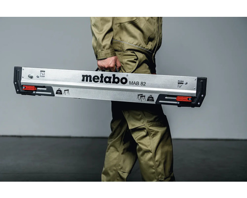 Eine Person trägt eine Metabo MAB 82 Bohrmaschine