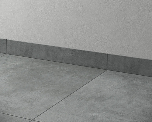 Plinthes grises sur un mur