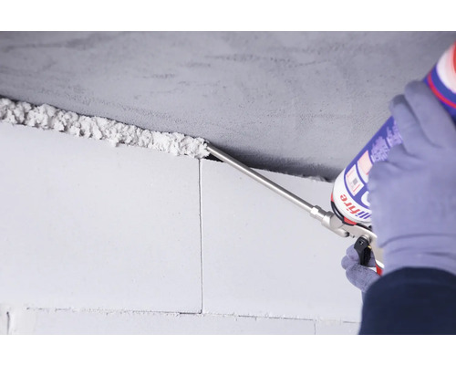 Applicateur de mousse utilisé pour sceller un mur