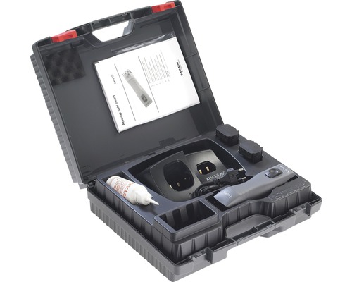 Tondeuse à batterie dans une mallette de rangement ouverte avec accessoires