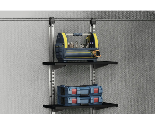 Werkzeugkoffer und Werkzeugkisten auf Regalen