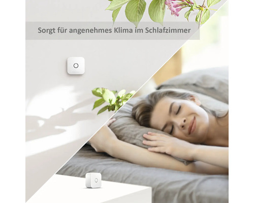 Szene eines Schlafzimmers mit einem Raumklimasensor an der Wand und auf dem Nachttisch neben einer schlafenden Frau