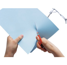 Hände schneiden Papier mit einer Schere