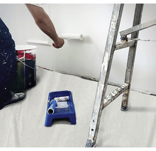 Farbeimer, Farbroller, Farbschale und Leiter bei Malerarbeiten im Innenbereich