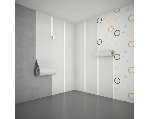 Vue d''une pièce avec du papier peint à motifs sur les murs