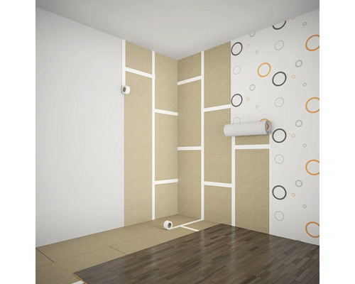 Pièce avec murs préparés pour la pose de papier peint et nouveau plancher en bois