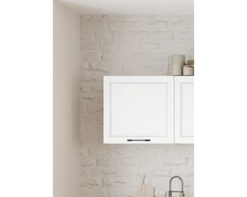 Armoires suspendues avec poignées devant un mur de pierre