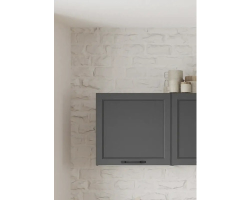 Éléments hauts gris avec poignées devant un mur de briques blanc