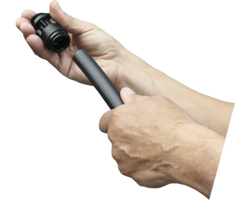 Hände halten ein Rohr und ein Verbindungsstück für Rohre