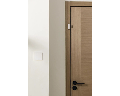 Un cadre de porte en bois avec un capteur et un interrupteur