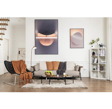 Salon avec canapé, fauteuil, table basse, bibliothèque et décoration