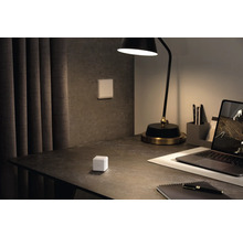 Scène de bureau avec lampe de table, ordinateur portable et commande de maison intelligente