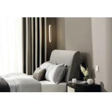 Chambre avec lit, table de chevet et éclairage