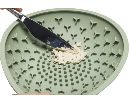 Plaque de nettoyage en silicone avec résidus de savon et spatule