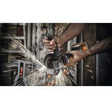 Eine Person verwendet einen Akku-Winkelschleifer zum Schneiden von Metall, wobei Funken sprühen.