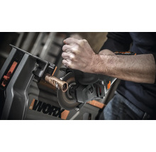 Eine Person schneidet mit einem Trennschleifer ein Kupferrohr, das in einer Werkbank befestigt ist. WORX Logo.