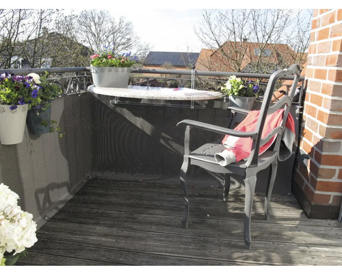 Balkon mit Windschutz, Klapptisch, Stuhl und Blumenkästen
