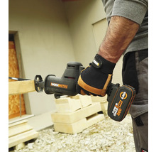 Une personne utilise une scie sabre sans fil Worx Nitro pour couper une planche de bois.