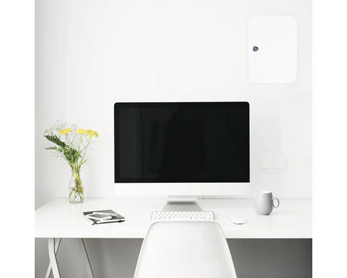 Espace de travail avec ordinateur, clavier, souris, lampe de bureau et fournitures de bureau sur un bureau