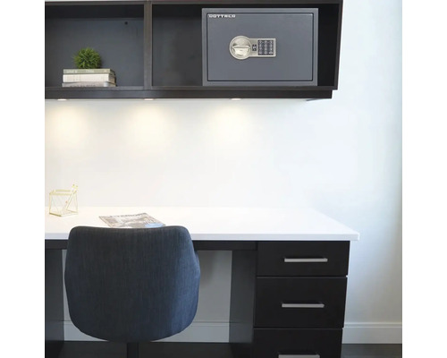 Bureau avec bureau, chaise de bureau et un coffre-fort Döttling