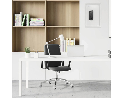 Scène avec un bureau, une chaise de bureau et un coffre-fort mural