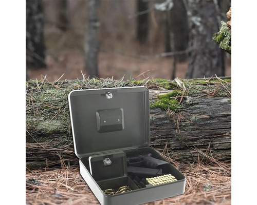 Coffre à armes ouvert avec des munitions et un pistolet dans la forêt