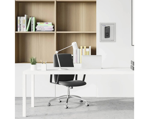 Scène d''un bureau avec un bureau, une chaise, une bibliothèque et un coffre-fort au mur