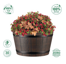 Blumenkübel mit roter Bepflanzung und Holzoptik
