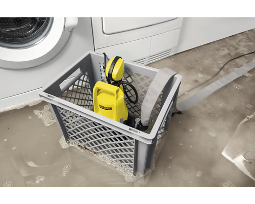 Logo Kärcher Pompe submersible avec accessoires dans un panier dans une pièce inondée