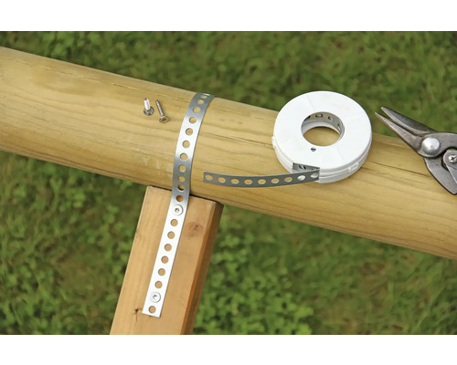 Bande perforée pour fixation sur un poteau en bois, avec des vis et une paire de ciseaux.