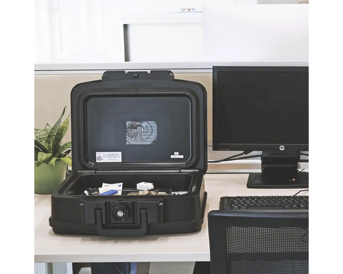 Coffre-fort ouvert sur un bureau avec de l''argent liquide et des bijoux à l''intérieur