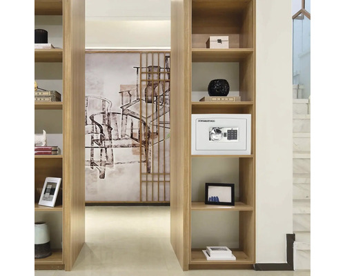 Intérieur lumineux et organisé avec des étagères en bois et des éléments décoratifs
