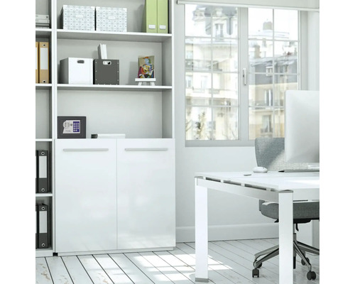 Bureau avec bureau blanc, chaise de bureau et étagère avec armoire de classement