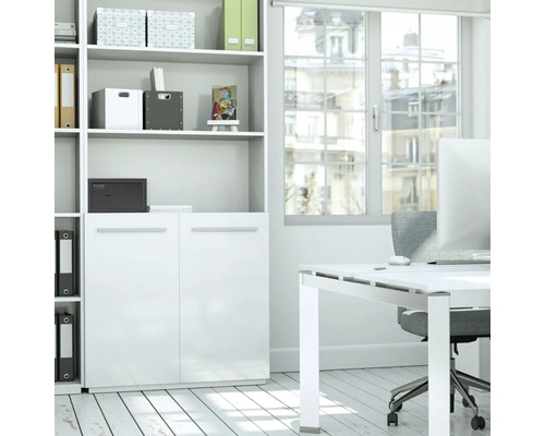 Bureau avec bureau blanc, chaise de bureau, étagère et fenêtre pour une ambiance lumineuse et organisée